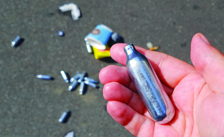 Les intoxications liées au protoxyde d’azote, ou « proto », sont en constante augmentation. Souvent utilisé par les jeunes pour ses effets euphorisants, ce gaz hilarant peut avoir des conséquences graves sur la santé.