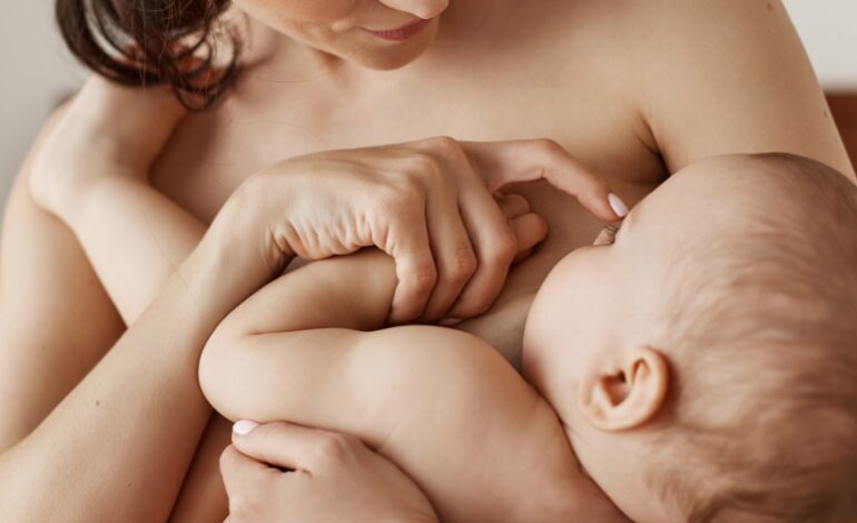 Une étude révèle que le contact peau à peau dès les premiers jours de vie participe à un meilleur développement cérébral chez les enfants nés prématurés.