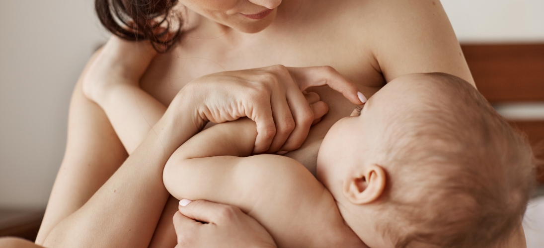 Une étude révèle que le contact peau à peau dès les premiers jours de vie participe à un meilleur développement cérébral chez les enfants nés prématurés.