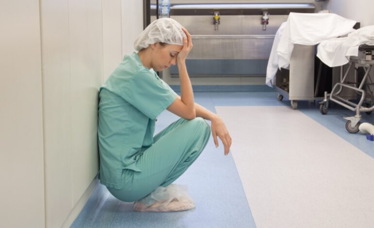 Le gouvernement fait de la santé des soignants une priorité. Il lance un plan national pour protéger leur santé mentale et physique et ainsi garantir l’efficacité de notre système de santé.