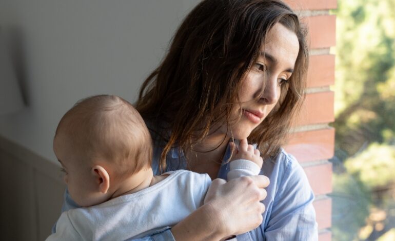 Le Haut conseil à l’égalité (HCE) s’est intéressé au poids de la maternité les parcours professionnels et économiques des femmes. Dans un rapport, il dénonce « l'organisation sociale de la parentalité » et identifie plusieurs leviers pour favoriser une réelle égalité entre les femmes et les hommes.