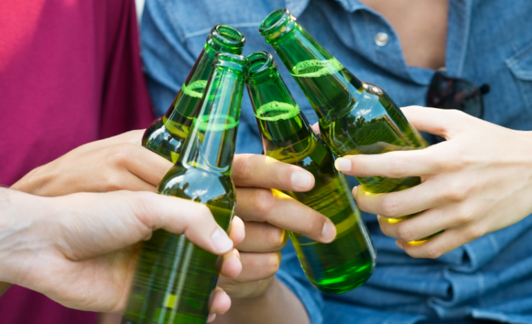 Selon une étude menée par Addictions France à l’été 2026, 87 % des débits de boissons testés ont vendu de l’alcool à des mineurs. L’association appelle donc les professionnels à renforcer les contrôles et à former leurs équipes.